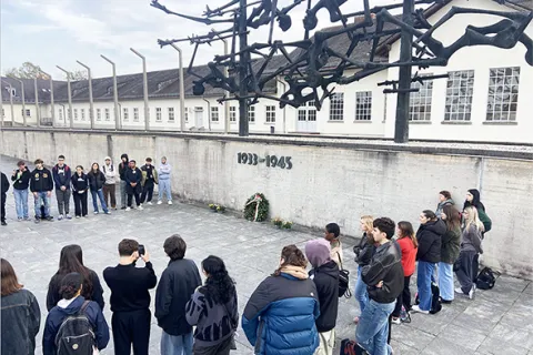 deposizione_corona_degli_studenti_riminesi_al_camp_concentramento_di_dachau