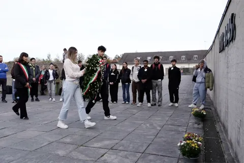 deposizione_corona_degli_studenti_riminesi_al_camp_concentramento_di_dachau_