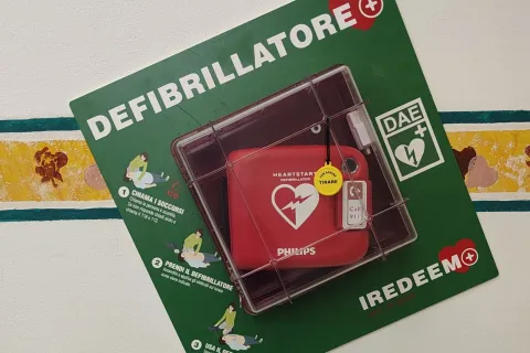 defibrillatore geo referenziato e collegato alla rete del 118.