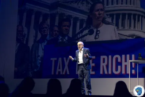 8 gennaio Riccardo Staglianò con 'Hanno vinto i ricchi. Cronache da una lotta di classe'