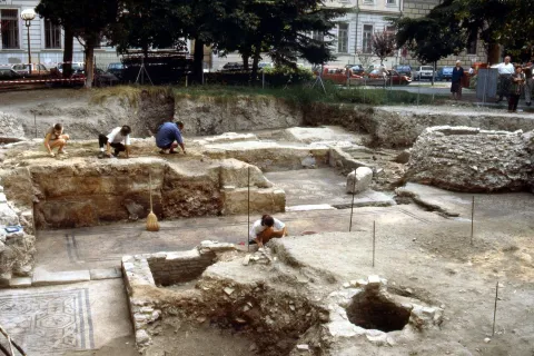 Vani della domus del chirurgo in corso di scavo