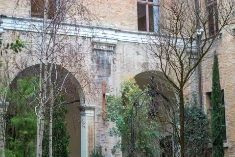 biblioteca gambalunga scultura di landing art