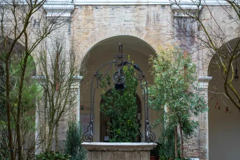 biblioteca gambalunga scultura di landing art