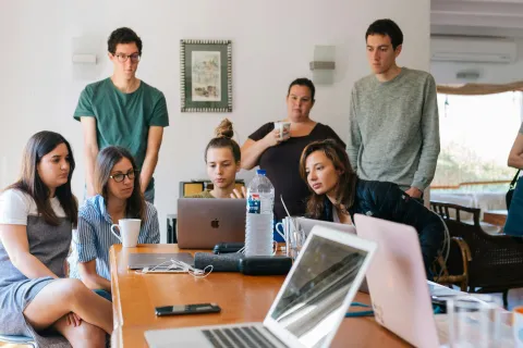 ragazzi attorno a un tavolo