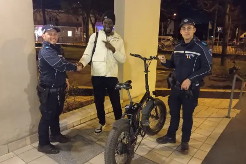 vigili con studente e bicicletta elettrica