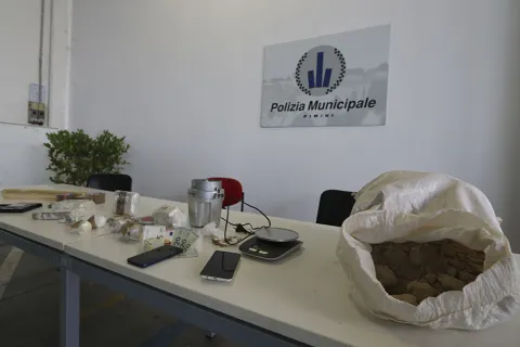 operazione_antidroga_della_polizia_locale_3.jpg