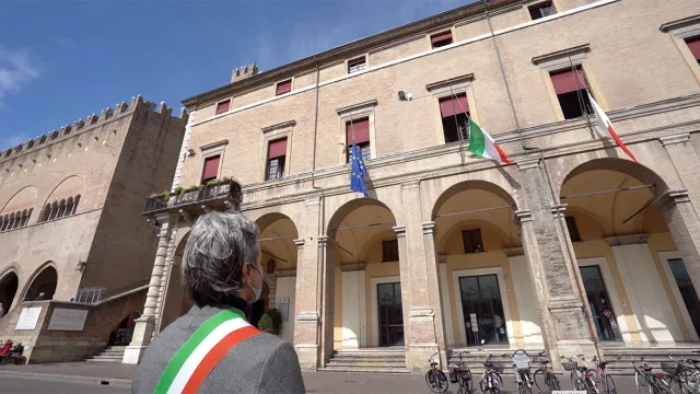 Palazzo Garampi con bandiere a mezz'asta