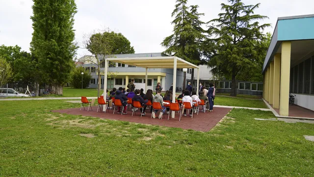 le lezioni nel giardino della scuola bertola