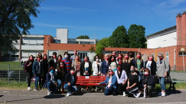 Einaudi di Viserba  panchina rossa contro la violenza sulle donne