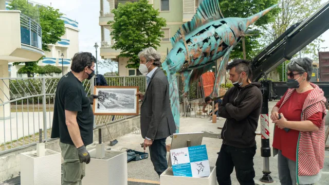 installazione opera in Via Briolini