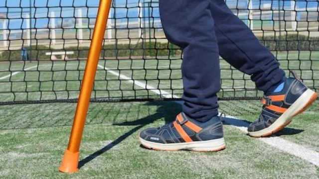 bambino con stampella