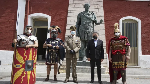 passaggio statua Giulio Cesare dalla caserma al Lapidario Romano del Museo