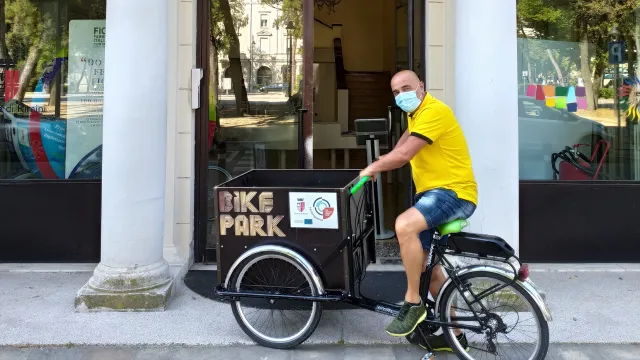 distribuzione presso gli operatori turistici del materiale informativo dell'assessorato al turismo