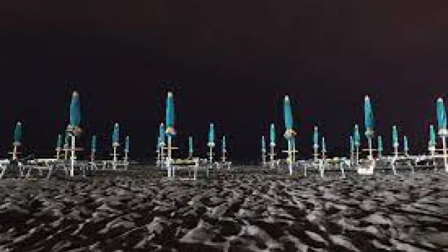 spiagge illuminate di notte