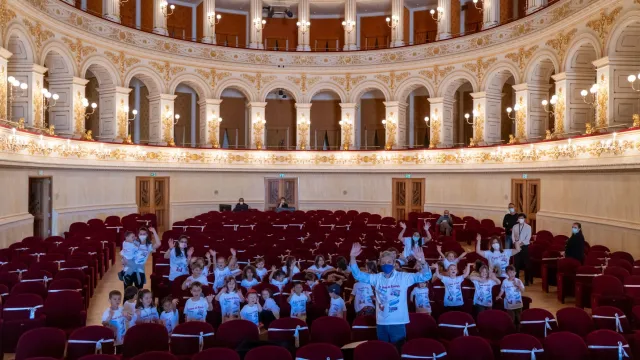 Bambini al teatro Galli