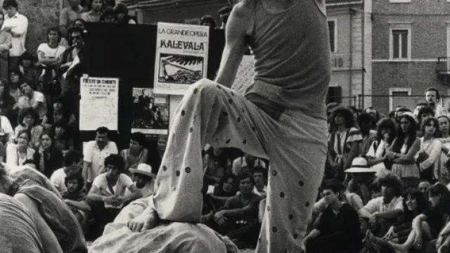 Julian Beck del Living Theatre in piazza Ganganelli, Festival di Santarcangelo '80, foto Maurizio Bizziccari
