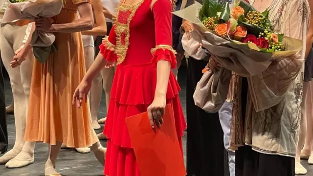 in abito rosso la riminese noemi canini