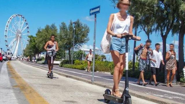 Monopattini sulla ciclabile del lungomare zona porto
