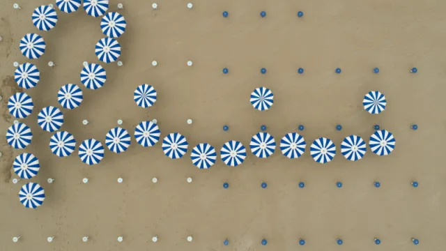 scritta rimini con ombrelloni