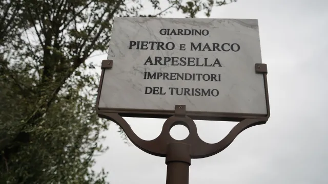 Intitolazione a Pietro e Marco Arpesella i giardini sul lungomare Tintori