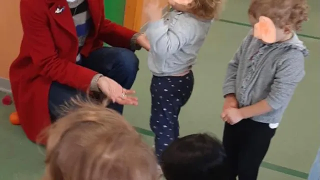 chiara bellini in visita ad un asilo