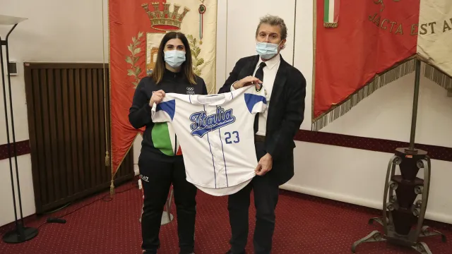 La campionessa di softball Beatrice Ricchi ricevuta in sala della Giunta dall’Assessore allo sport Moreno Maresi