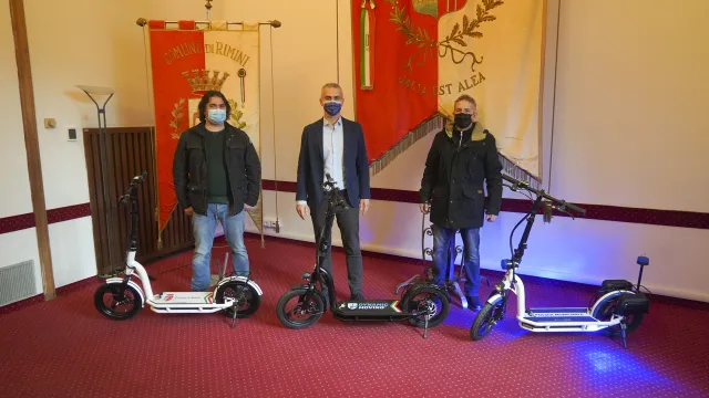 consegna monopattino al sindaco
