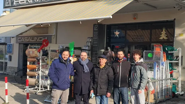 I titolari della Ferramenta da con il Sig Riccardo storico titolare e l'assessore Juri Magrini