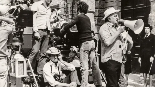 Federico Fellini sul set, tratte dal fondo Davide Minghini della Biblioteca Gambalunga di Rimini