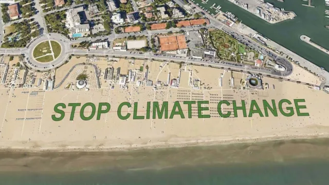 scritta sulla spiaggia “Stop Climate Change”
