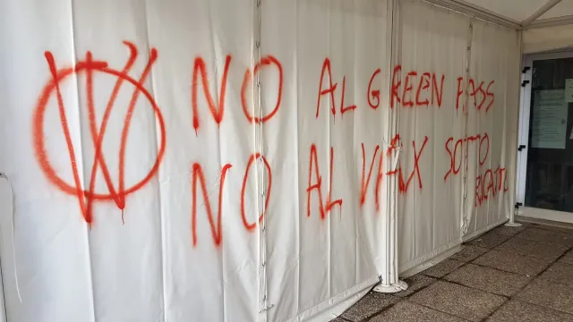 gazebo dell’anagrafe di Rimini imbrattato da scritte