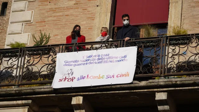 striscione "stop alle bombe sui civili" nella giornata nazionale vittime civili di guerra