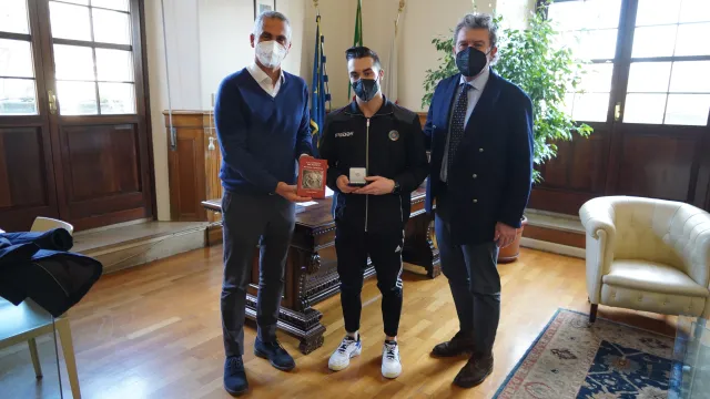 Il ginnasta Thomas Grasso con il sindaco e l'assessore allo sport 
