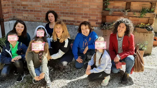 vicesindaca Chiara Bellini insieme ad alcuni giovani ospiti del gruppo educativo, genitori e volontari