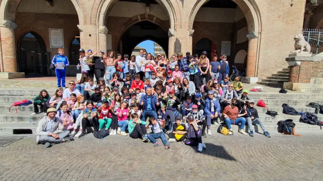 Sindaco e bambini scuole Casti