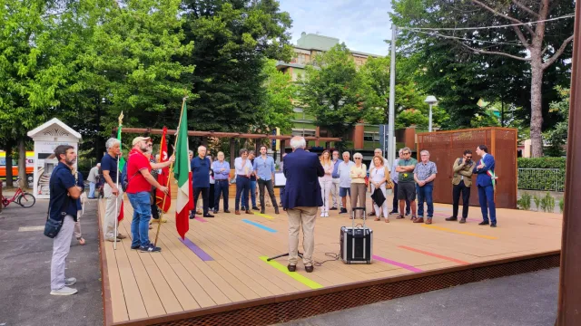 Il piazzale tra via Roma e Parco Cervi intitolato al partigiano Decio Mercanti