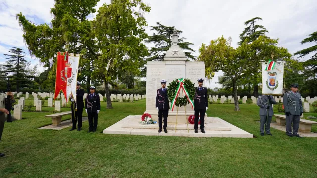 Con la posa di corone d’alloro al cimitero di guerra del Commonwealth sulla consolare San Marino e al monumento dedicato ai Caduti di Monte Cieco, il Comune di Rimini ha reso omaggio, nel 78° anniversario, ai ragazzi che proprio qui persero la vita nel corso dell’avanzata alleata che il 21 settembre del 1944 portò alla liberazione della Città.