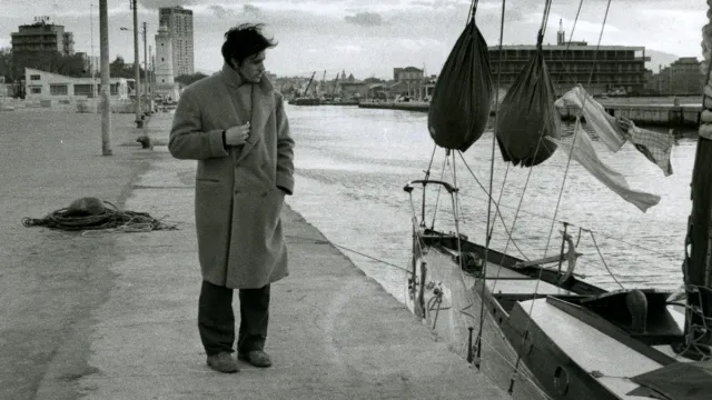 Alain Delon al porto nelle prime scene del film