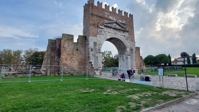 restauro arco d'augusto