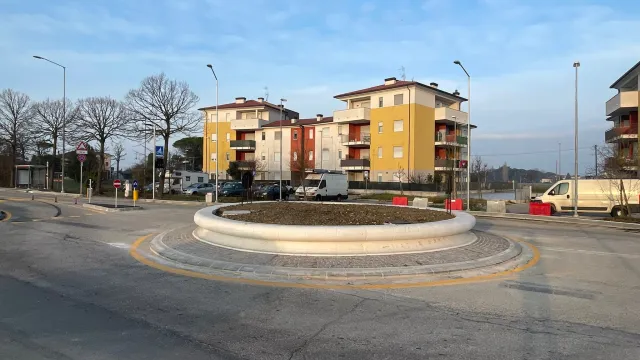 rotatorie in via Verenin Grazia all’incrocio con via Lotti