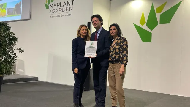 Assessore Mattia Morolli, Chiara Fravisini e Carlotta Fabbri con il premio assegnato al Comune di Rimini