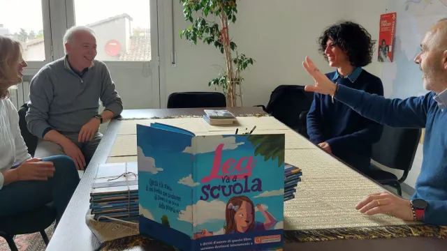 la_consegna_delle_copie_di_lea_va_a_scuola