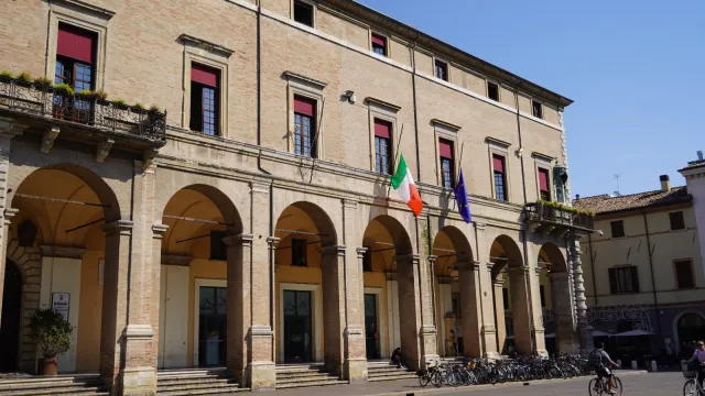 Lutto nazionale per l'alluvione in Emilia Romagna, le bandiere a mezz'asta Palazzo Garampi