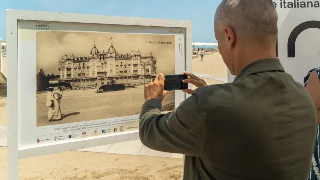 “Tutti al mare”, la mostra fotografica diffusa che racconta 180 anni di vacanza a Rimini