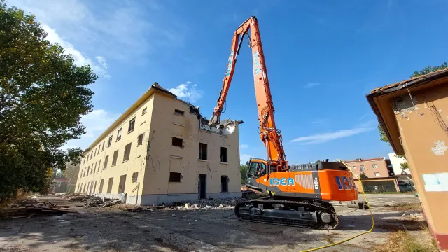 operazioni di demolizione dell’ex Caserma Giulio Cesare