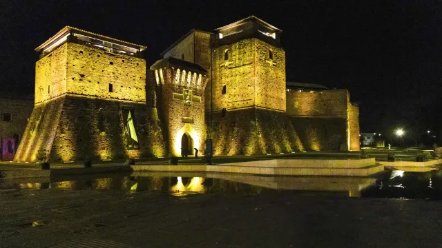 Castel Sismondo illuminato di giallo