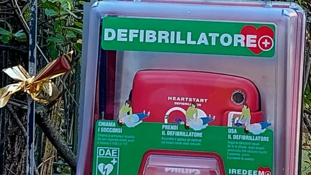 Installato il defibrillatore donato dall’Associazione “Con le ali di Chiara” alle scuole per l’infanzia “Glicine” e “Rondine”