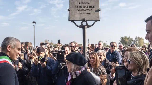 intitolazione rotonda a Lucio Battisti