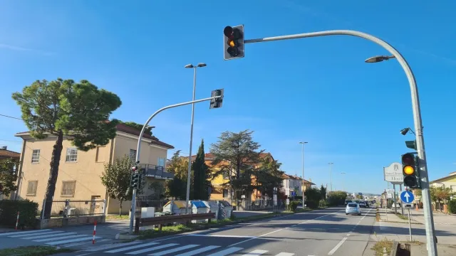 impianto semaforico pedonale a chiamata sulla via Emilia, a Santa Giustina