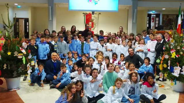 consiglio comunale e alunni delle scuole elementari Maestre Pie